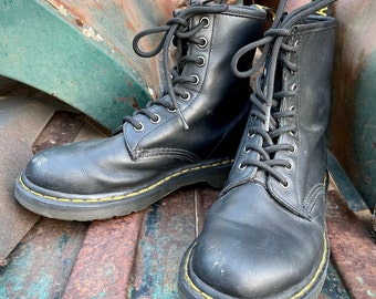 Black Dr Martens Eight Eyelet Original Made in China Size US 7 UK 5, Men's Women's Combat Boots