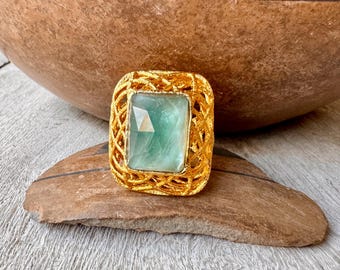 Vintage Faceted Gemstone Gold Tone Lattice Domed Ring Size 8, Likely Designer Alexis Bittar
