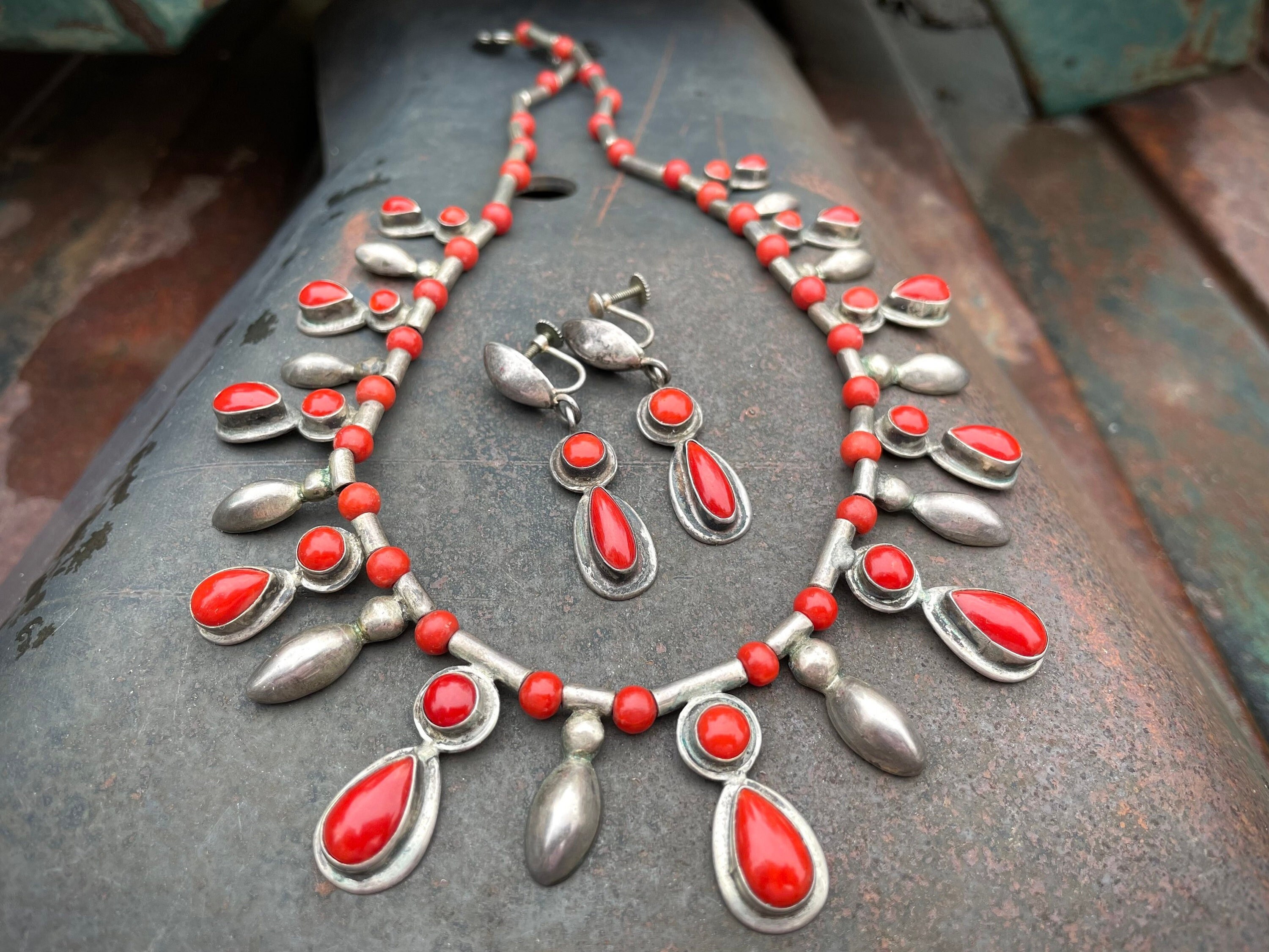 Grand Vintage Native American Navajo Long Coral Sterling Silver Tubule Necklace Grand Vintage Native American Navajo Long Coral Sterling Silver Tubule Necklace