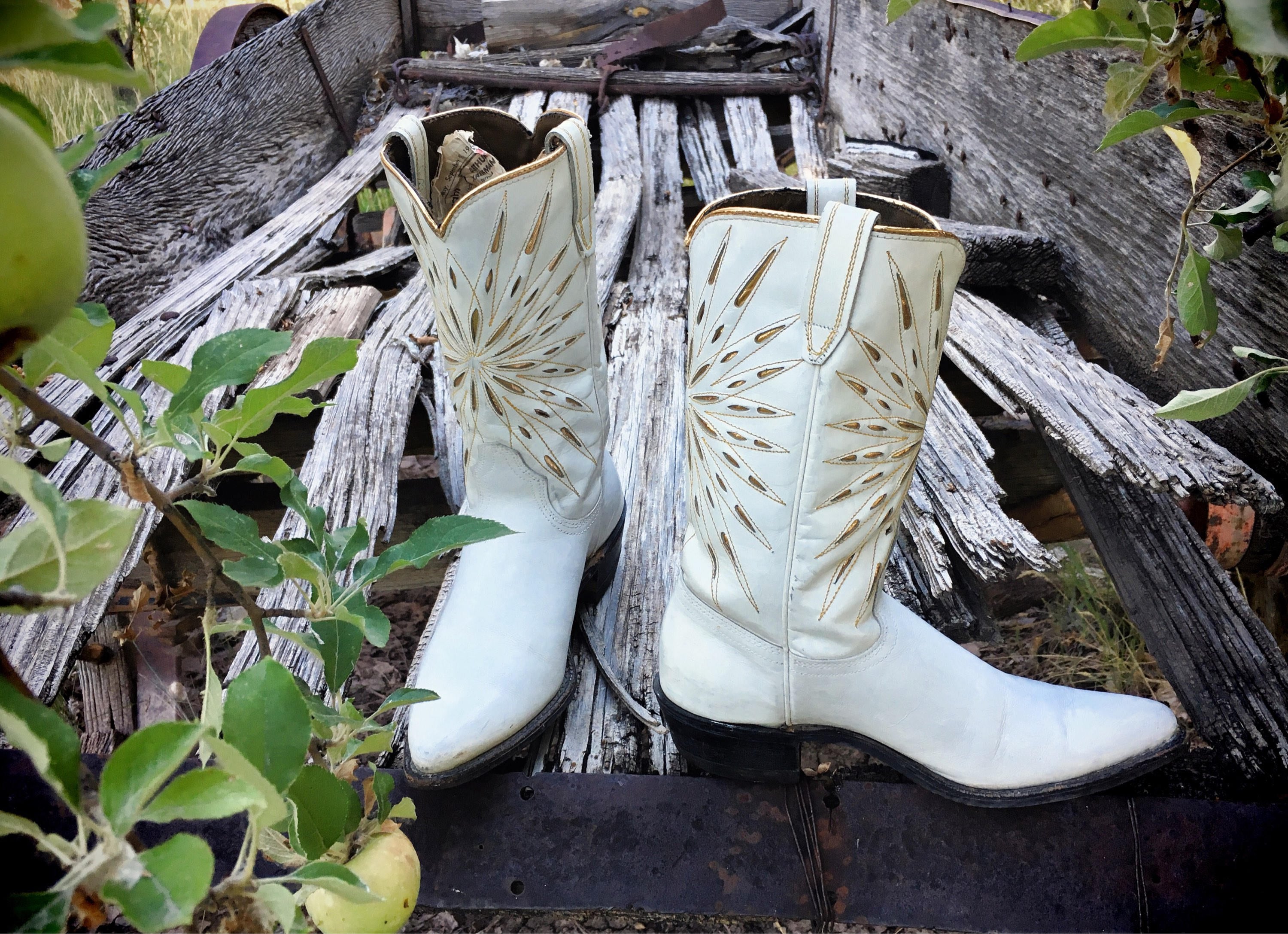 Vintage Acme Boots with Floral Design – PEOPLE OF THE VALLEY