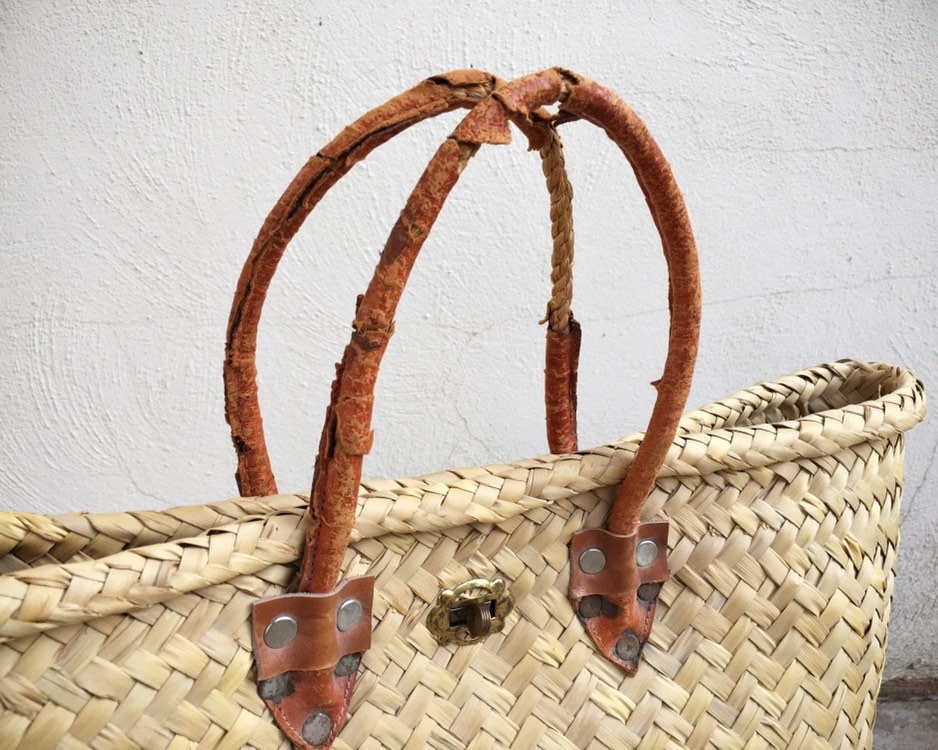 Vintage 1940s straw basket purse bag with wooden hand… - Gem