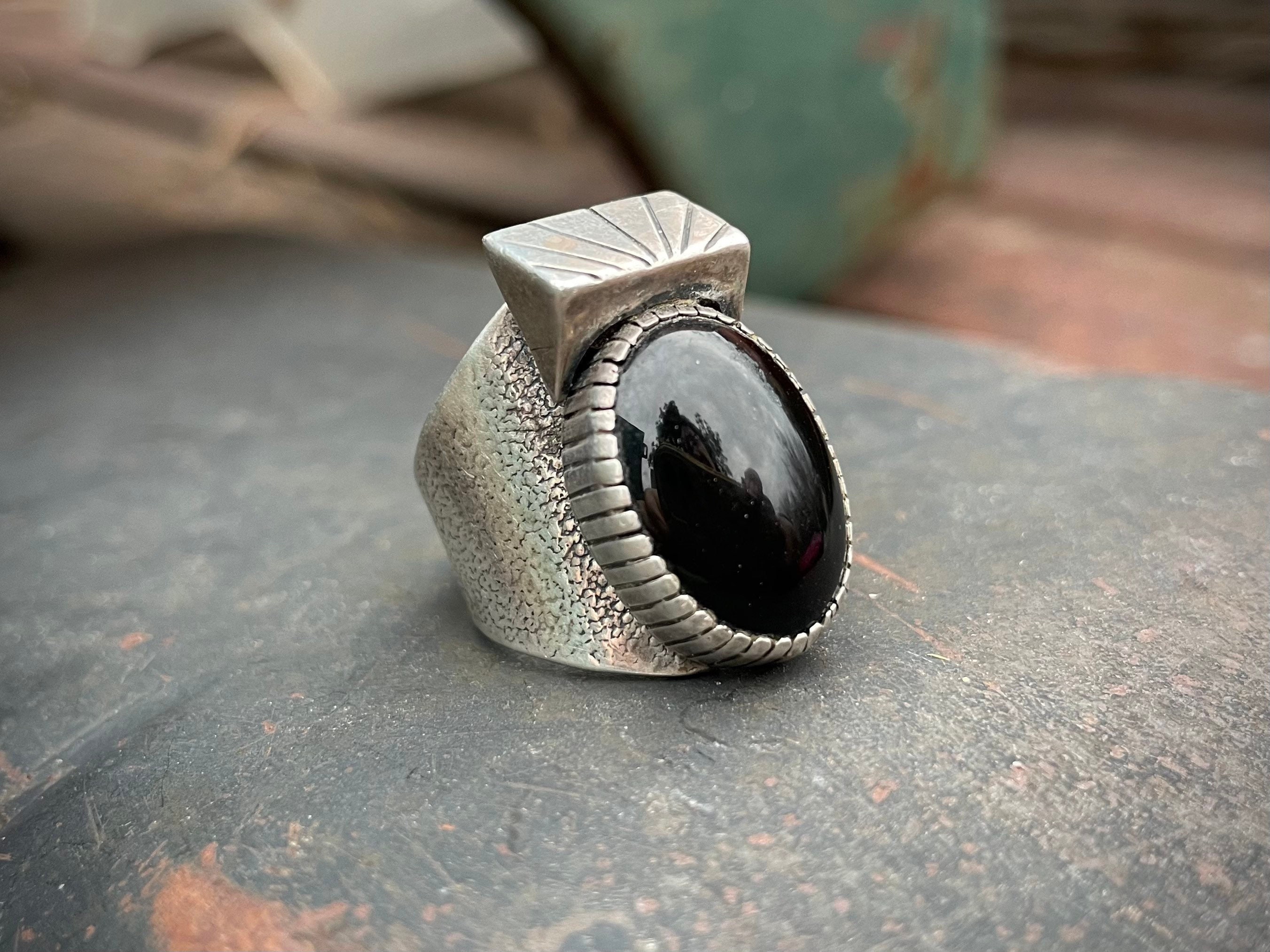 Beautiful Vintage Native American Navajo Black Onyx Sterling Silver Ring Beautiful Vintage Native American Navajo Black Onyx Sterling Silver Ring