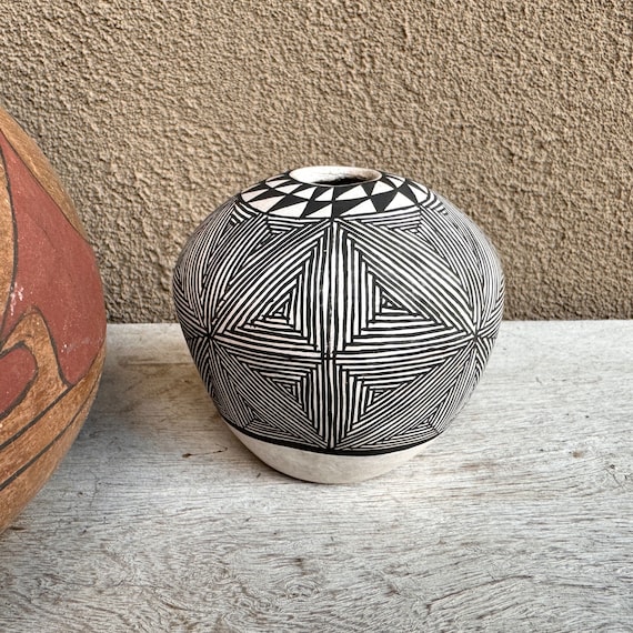 新品 インディアンジュエリー アコマ　Acoma ポッテリー　陶器　acoma LEFT: ネイティブアメリカン・ポッテリ－（陶器）