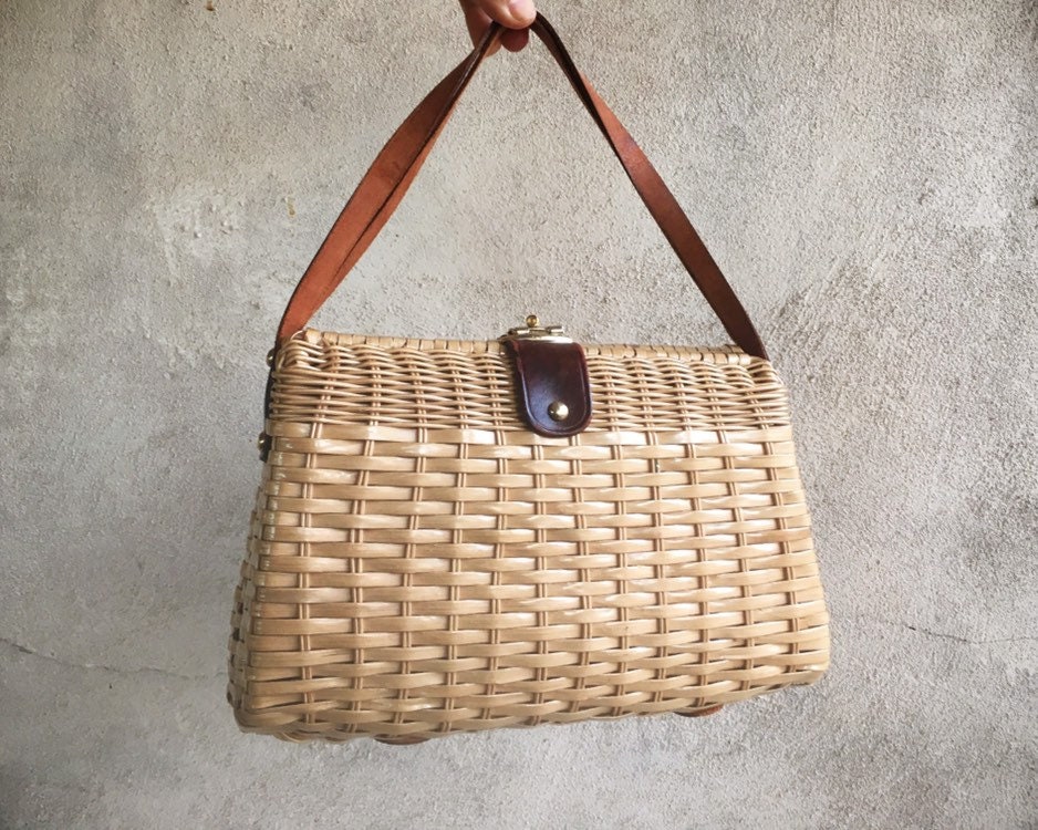 Vintage shop wicker handbags