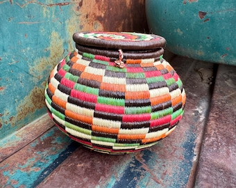 Panamanian Small Lidded Hanging Basket Wounaan Embera, Colorful Trinket Holder