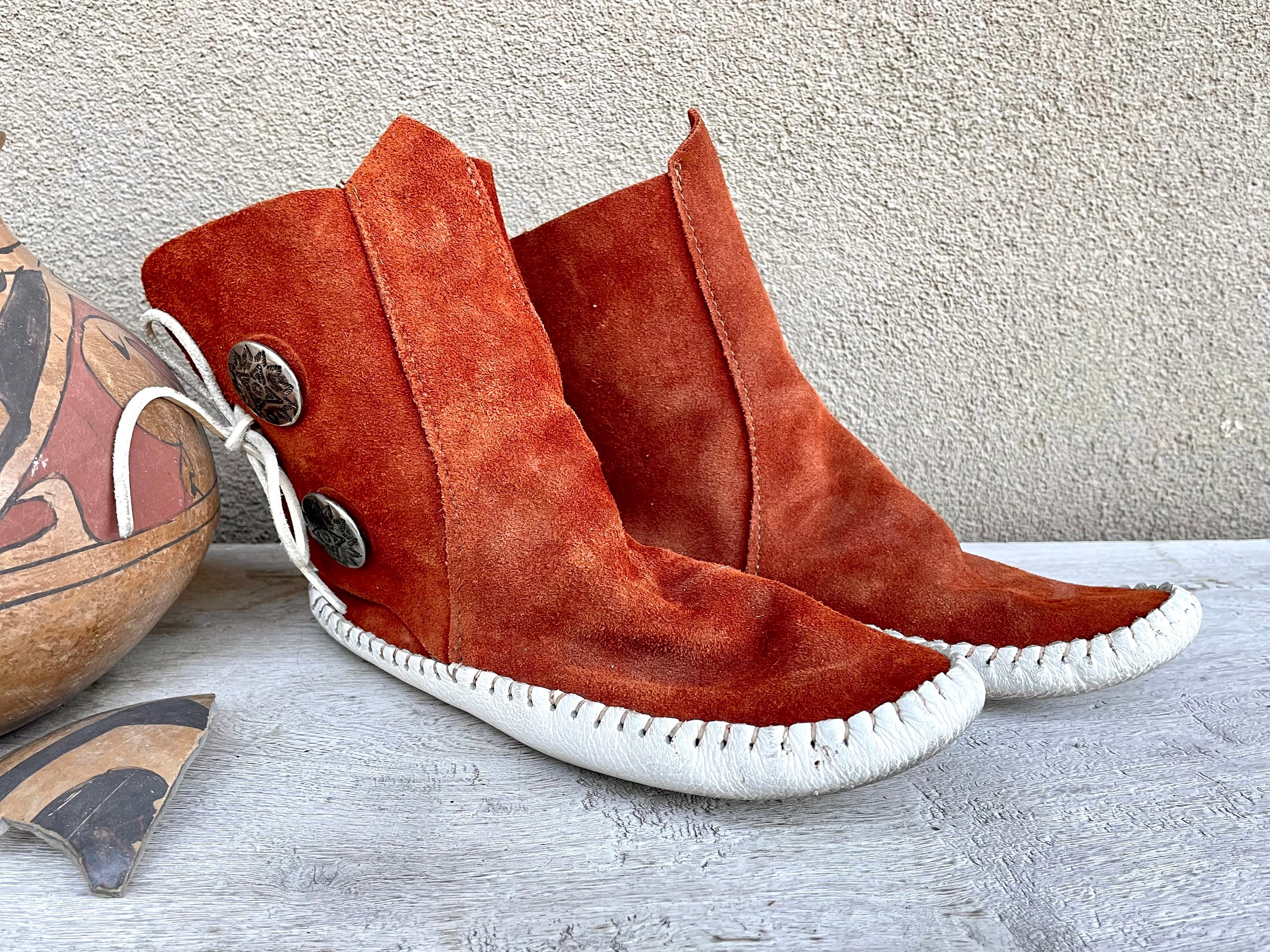 1970s Authentic Brown Leather Taos Moccasins Women's Approx Size 7 to 7