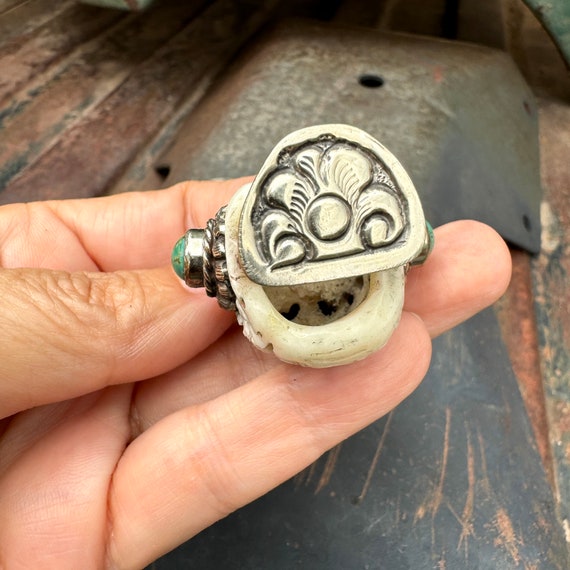 Three-Dimensional Carved Bone Skeleton Skull Pend… - image 7