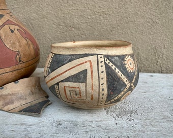 Pre-Colombian Paquimé Casas Grandes Polychrome Pottery Olla Pot 5" Diameter, Native Indigenous