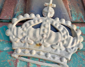 Vintage Rustic Metal Crown Wall Hanging, Primitive Farmhouse Decor, Vintage Decoration Gate