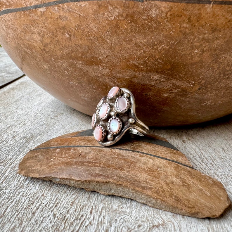 Vintage Pink Mother of Pearl Snake Eye Knuckle Ring Approx Size 7, Native American Indian Jewelry, One of a Kind Rodeo Southwestern Style image 10