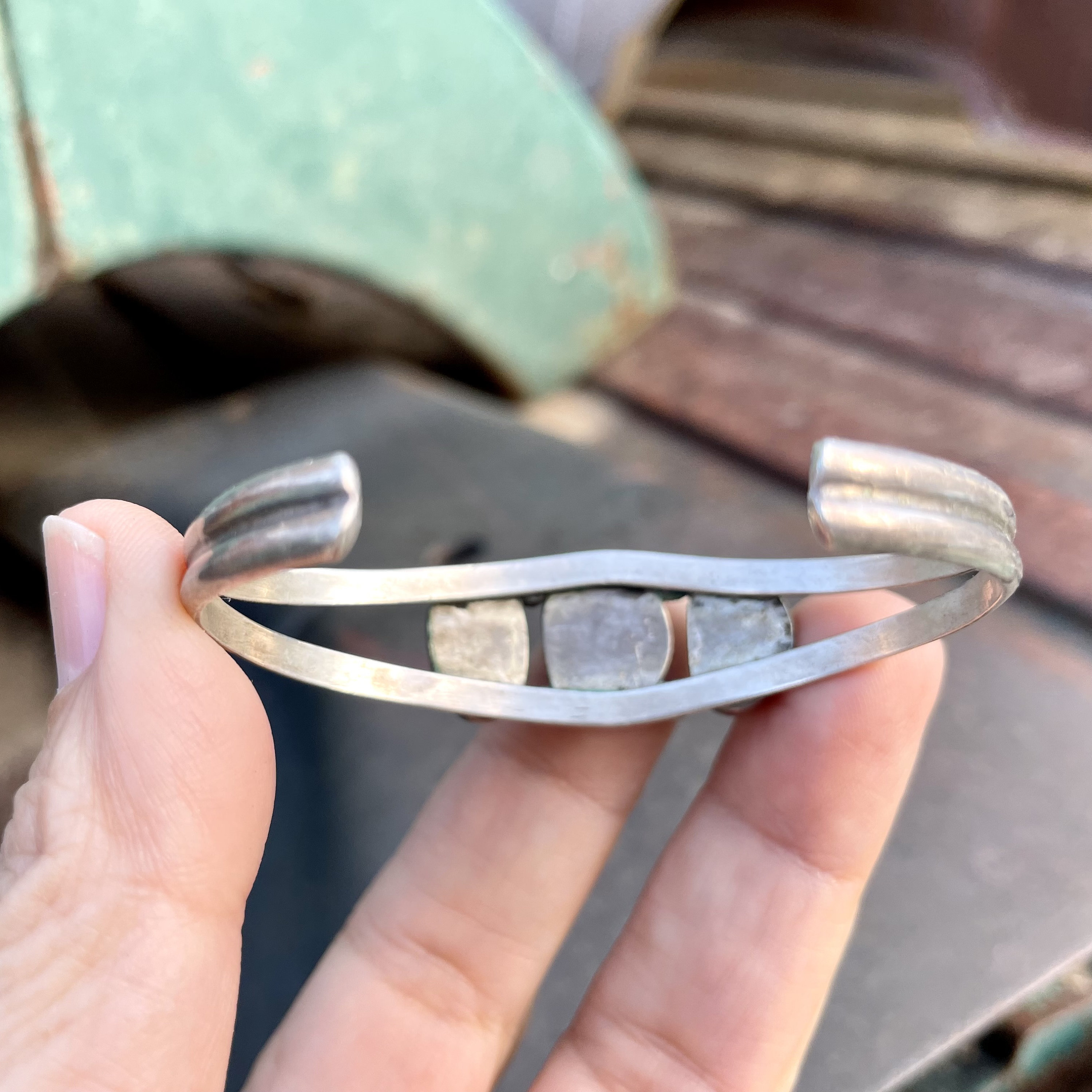 Earlier Vintage Navajo 'Hachita Turquoise' Native American Jewelry Silver Swirl Bracelet Earlier Vintage Navajo 'Hachita Turquoise' Native American Jewelry Silver Swirl Bracelet
