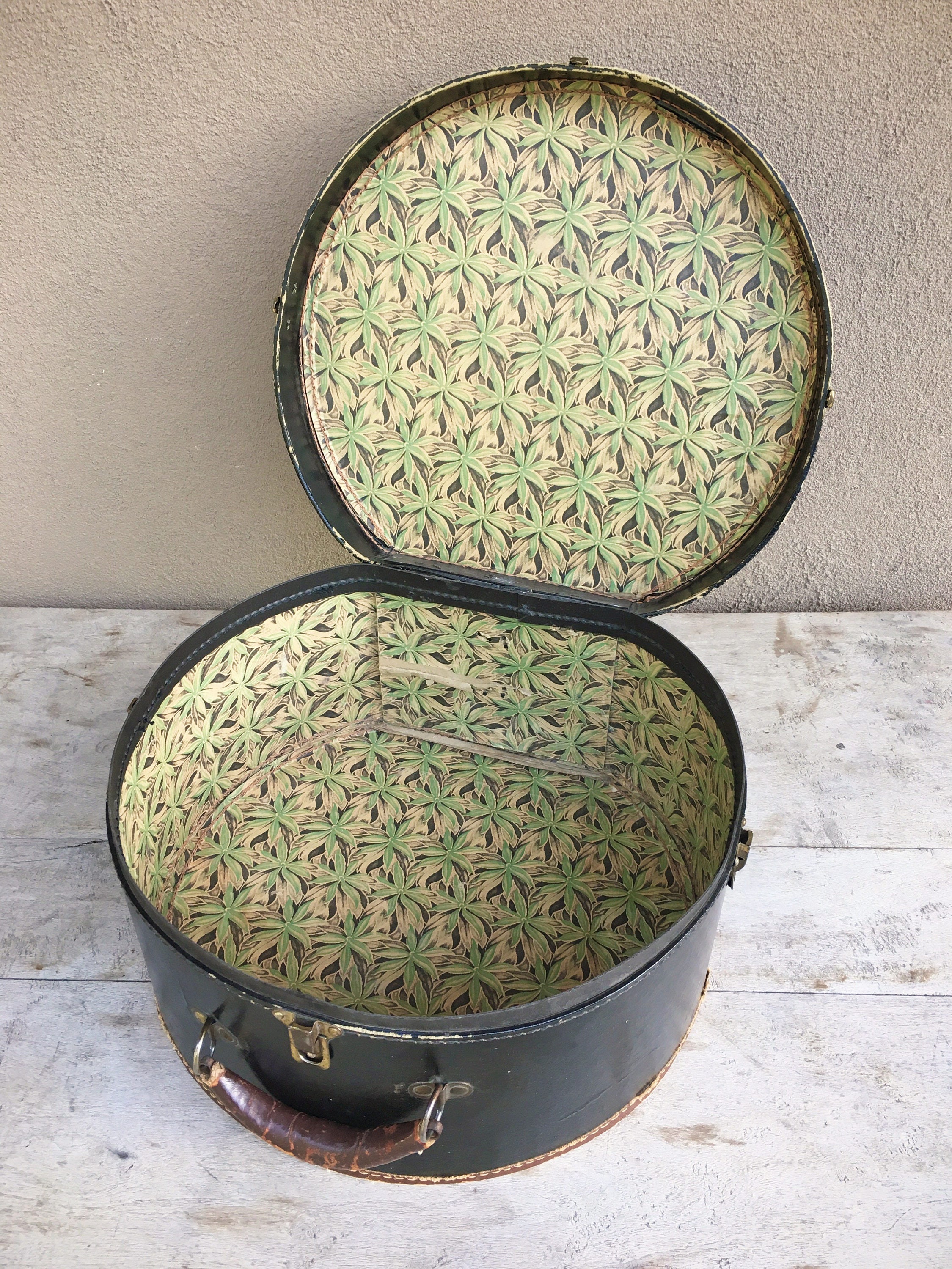 round vintage hat box