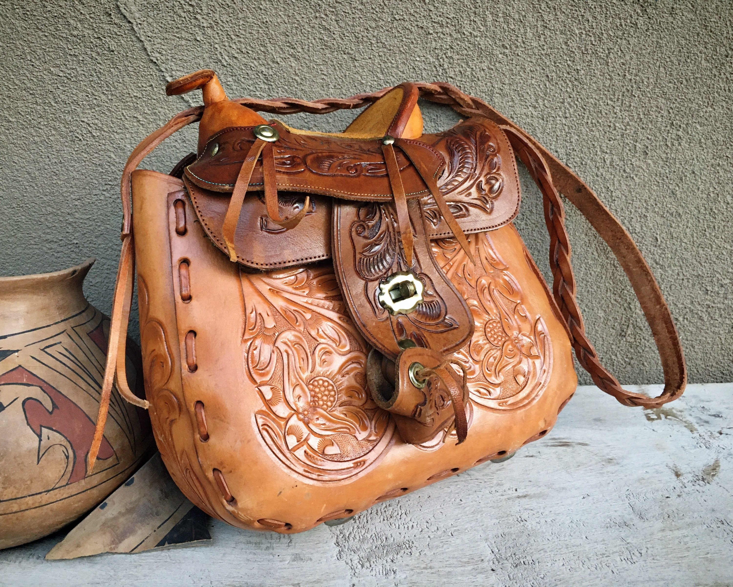 LEATHER HEART-SHAPED BAG I SRCETORBA 🤎 Tote bag in the shape of a heart.  Genuine Durable Leather. Shoulder straps. Inside button ... | Instagram