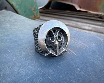 Navajo Kevin Yazzie Tufa Cast Sterling Silver Naja Ring Size 8.25, Fleur de Lis Design