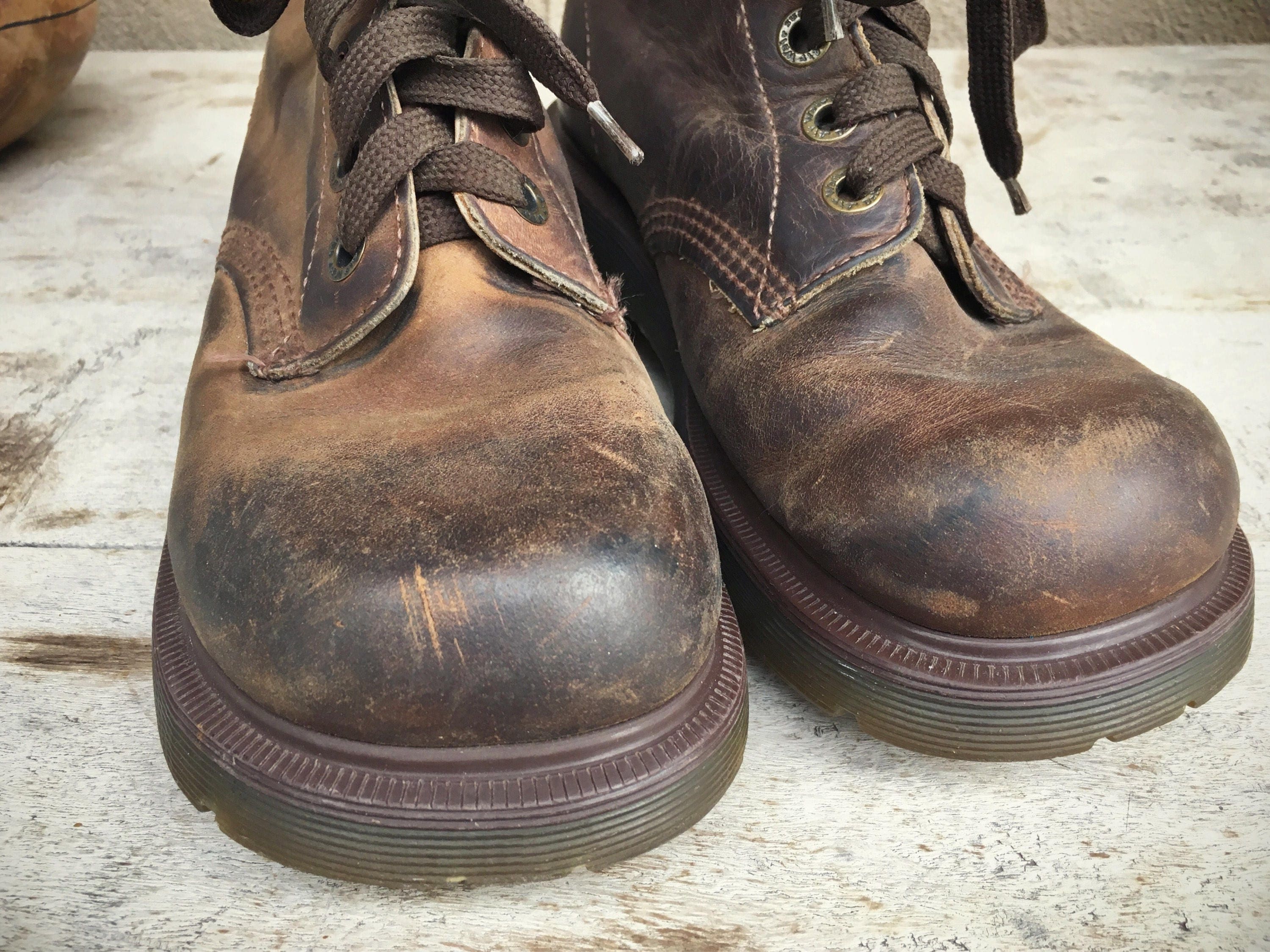 slijm Huiswerk Wennen aan Rare Dr Martens boots no stitching UK Size 5.5 US Women Size 7.5 brown  leather six eyelet combat boot
