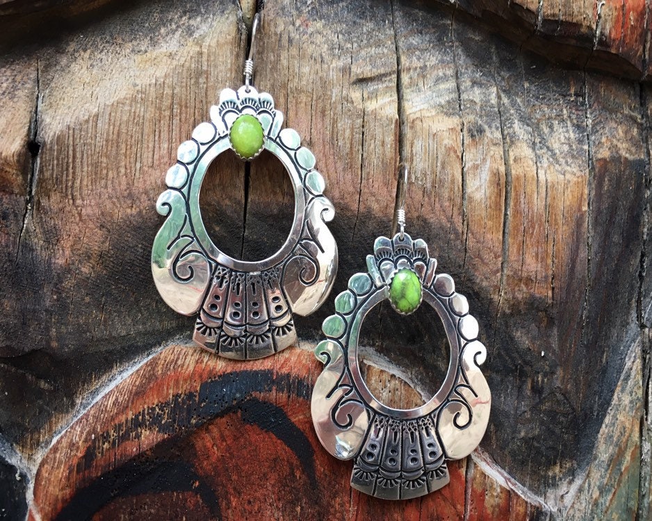 Magnificent Vintage Navajo Gaspeite Sterling Silver Native American Bracelet Magnificent Vintage Navajo Gaspeite Sterling Silver Native American Bracelet