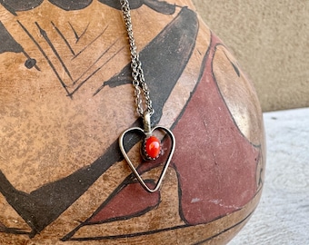 Vintage Dainty Silver Wire Heart w/ Coral Dot Pendant Necklace Approx 17.5"