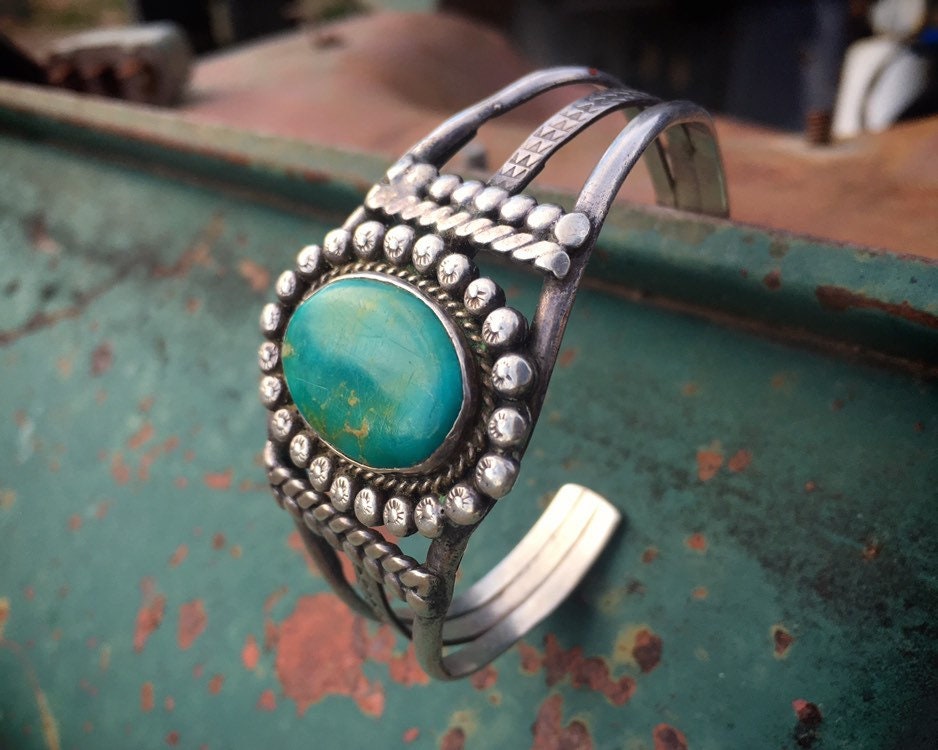 Stunning Vintage Native American Navajo Large Cerrillos Turquoise Sterling Silver Ring Stunning Vintage Native American Navajo Large Cerrillos Turquoise Sterling Silver Ring