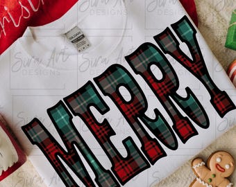 Puede incluir: Una sudadera blanca con la palabra "MERRY" en un patrón de cuadros rojos, verdes y negros. La imagen incluye decoraciones navideñas como una taza de Papá Noel, regalos envueltos y galletas de jengibre.