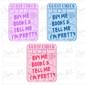 Op de afbeelding: Drie ontwerpen voor gastenbonnen in roze, blauw en paars. Elk heeft bovenaan de tekst "GUEST CHECK", gevolgd door een gelijnde sectie met de woorden "BUY ME BOOKS & TELL ME I'M PRETTY" in een speels lettertype, samen met boek- en bloemillustraties.