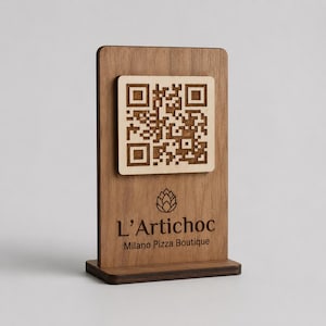 Könnte beinhalten: Holz-Tischaufsteller mit QR-Code, dem Text "L'Artichoc Milano Pizza Boutique" und einer Artischocken-Grafik. Der dunkelbraune Holzaufsteller steht auf einem kleinen Sockel.