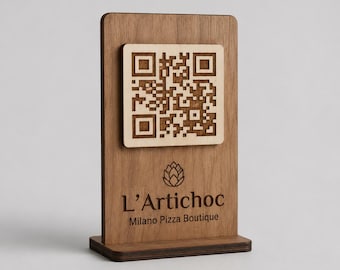 Puede incluir: Soporte de mesa de madera con un código QR, el texto "L'Artichoc Milano Pizza Boutique" y un gráfico de alcachofa. El soporte de madera marrón oscuro se apoya sobre una base pequeña.