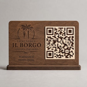 Könnte beinhalten: Ein dunkelbraunes Holzschild für ein Restaurant mit dem Text "Trattoria Il Borgo Cucina Italiana" und einem QR-Code. Das Schild hat einen helleren Holz-QR-Code und eine Basis. Der Text "Scansiona il nostro menu" ist ebenfalls enthalten.