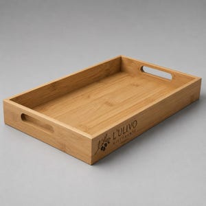 Op de afbeelding: Een rechthoekig dienblad van lichtbruin bamboe met twee uitgesneden handgrepen aan de zijkanten. De voorrand is voorzien van een donkerbruine opdruk van een olijftak en de tekst L'ULIVO RISTORANTE in een strak, schreefloos lettertype.