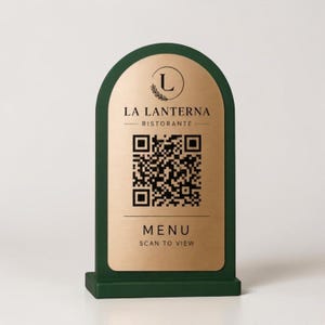 Può includere: Un portamenu da tavolo verde scuro con una placca color oro. La placca riporta il testo "LA LANTERNA RISTORANTE" e un codice QR. Sotto il codice QR c'è la parola "MENU" e "SCAN TO VIEW".