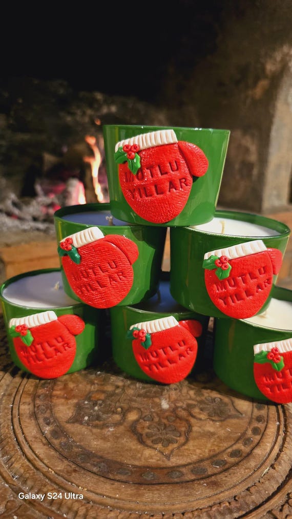 Handmade Christmas Candle: Festive Mittens Design, Scented Holiday Decor