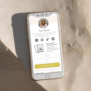 K&ouml;nnte beinhalten: Ein Smartphone zeigt eine Webseite mit hellbeigem Hintergrund. Die Seite enth&auml;lt ein Profilbild, Social-Media-Symbole und ein Formular mit Feldern f&uuml;r Name und E-Mail. Der Text "Download for FREE" befindet sich auf einer gelben Schaltfl&auml;che.