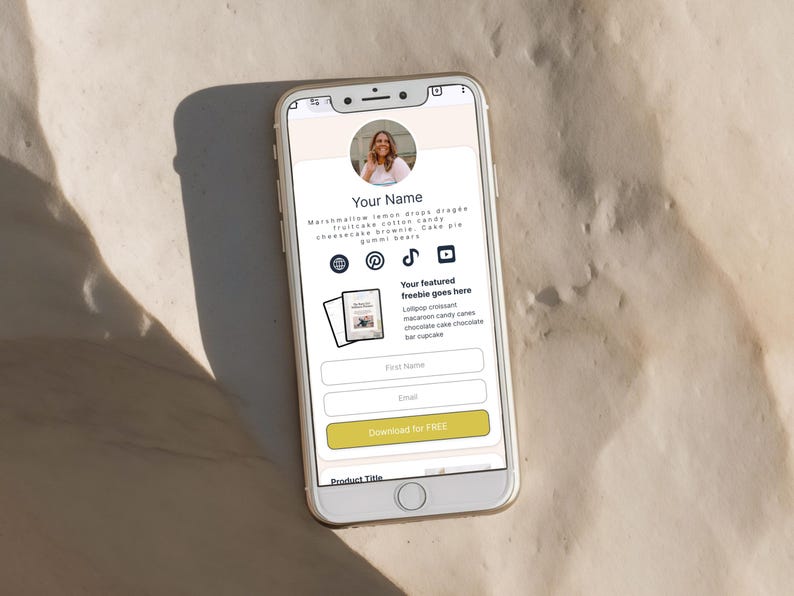 K&ouml;nnte beinhalten: Ein Smartphone zeigt eine Webseite mit hellbeigem Hintergrund. Die Seite enth&auml;lt ein Profilbild, Social-Media-Symbole und ein Formular mit Feldern f&uuml;r Name und E-Mail. Der Text "Download for FREE" befindet sich auf einer gelben Schaltfl&auml;che.