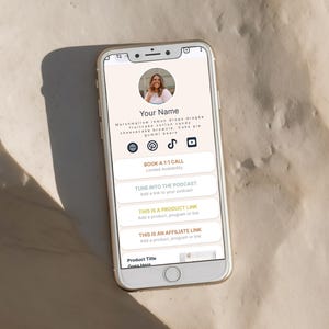 K&ouml;nnte beinhalten: Ein goldenes Smartphone zeigt eine Profilseite mit Foto, Social-Media-Symbolen und Text. Der Bildschirm zeigt "Your Name" und Optionen zum Buchen eines Anrufs, zum Anh&ouml;ren eines Podcasts und zum Zugriff auf Produkt- und Affiliate-Links.