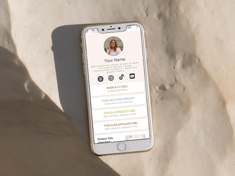K&ouml;nnte beinhalten: Ein goldenes Smartphone zeigt eine Profilseite mit Foto, Social-Media-Symbolen und Text. Der Bildschirm zeigt "Your Name" und Optionen zum Buchen eines Anrufs, zum Anh&ouml;ren eines Podcasts und zum Zugriff auf Produkt- und Affiliate-Links.