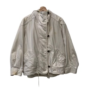 Könnte beinhalten: Eine weiße Kapuzenjacke mit Kordelzug an der Taille und Knopfverschluss. Die Jacke hat zwei Taschen vorne und einen Reißverschluss.