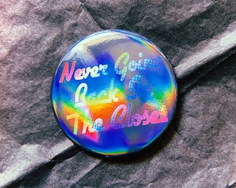 Never Going Back [regenboog iriserende knopspeld / knopbadge]