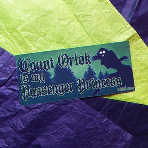 Op de afbeelding: Een sticker met een donkergroene achtergrond waarop een silhouet van een vampier met gloeiende rode ogen te zien is en de tekst "Count Orlok is my Passenger Princess" in gotische letter.