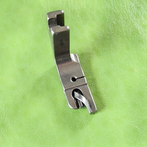 Piedino premistoffa per orlo a doppia piega 1/8- 3,2 mm per macchina da cucire industriale compatibile con Brother Juki Singer Pfaff Consew Durkopp Jack