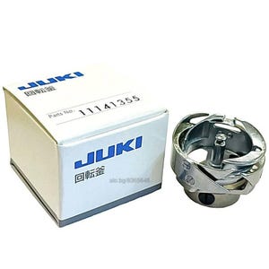 Peut inclure: Un boîtier de bobine de machine à coudre JUKI argenté avec le numéro de pièce 11141355 imprimé sur la boîte. La boîte est blanche avec des lettres JUKI bleues et les caractères japonais pour "JUKI" et "Boîtier de bobine".