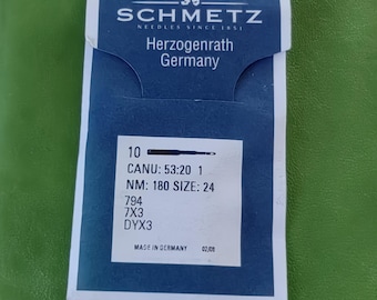 Puede incluir: Un paquete azul y blanco de agujas de coser etiquetado "SCHMETZ NEEDLES SINCE 1851" con el texto "CANU: 53:20 1 NM: 180 SIZE: 24 794 7X3 DYX3 MADE IN GERMANY 02/08".