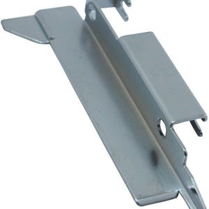 Könnte beinhalten: Eine silberne Metallhalterung mit einer gebogenen Form und einem kleinen Loch in der Mitte. Die Halterung hat eine kleine Lasche an der Seite und einen kleinen Haken oben.