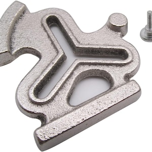 Peut inclure: Un connecteur de meuble en métal argenté avec un design ajouré unique. Le connecteur présente une section incurvée, une ouverture centrale en forme de croix et une petite protubérance ronde. Une petite vis est également présente.