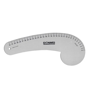 Pode incluir: Uma régua curva de cor prateada com um recorte circular em uma extremidade. A régua tem marcas de 0 a 32 polegadas em um lado e de 0 a 8 polegadas no outro. A régua é etiquetada como "DONWEI" e "FR-032".