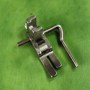 Gångjärnsförsedd höger pressarfot (6 mm-25 mm) - Industrisymaskin