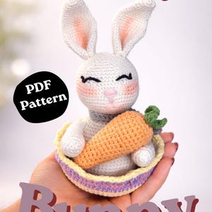 Pode incluir: Um conjunto de três canecas de cerâmica com acabamento fosco e salpicado. As canecas são em tons de creme, cinza claro e cinza escuro. Cada caneca tem um design simples e minimalista, ideal para café ou chá.