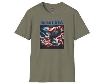 Puede incluir: Una camiseta verde con un gráfico de un águila volando sobre una bandera estadounidense. El texto "Great USA" está impreso en la camiseta.