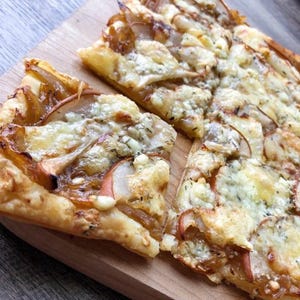 Receita de Torta de Brie Caramelizada, Pêra e Cebola – Gourmet Artisan Savory Tart