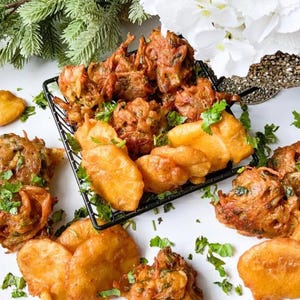 Receta clásica de pakoray de papa y cebolla: receta auténtica de bocadillo indio