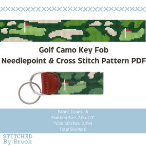 Op de afbeelding: Een sleutelhanger met een camouflagepatroon van een golfbaan. De sleutelhanger is groen, beige en wit met een rode vlag. Het heeft een bruine leren achterkant en zilveren sleutelringen. De tekst luidt "Golf Camo Key Fob Needlepoint & Cross Stitch Pattern PDF".