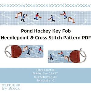 Può includere: Un portachiavi azzurro con un motivo a punto croce di giocatori di hockey su ghiaccio. Il portachiavi ha un retro in pelle marrone e un portachiavi argentato. La dimensione finita è di 17,5 x 2,8 cm.